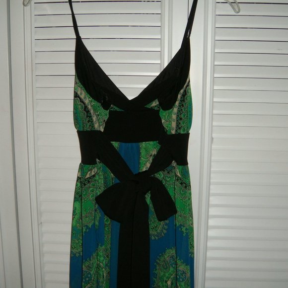 Beautiful Lightweight Dress - Picture 3 of 8
